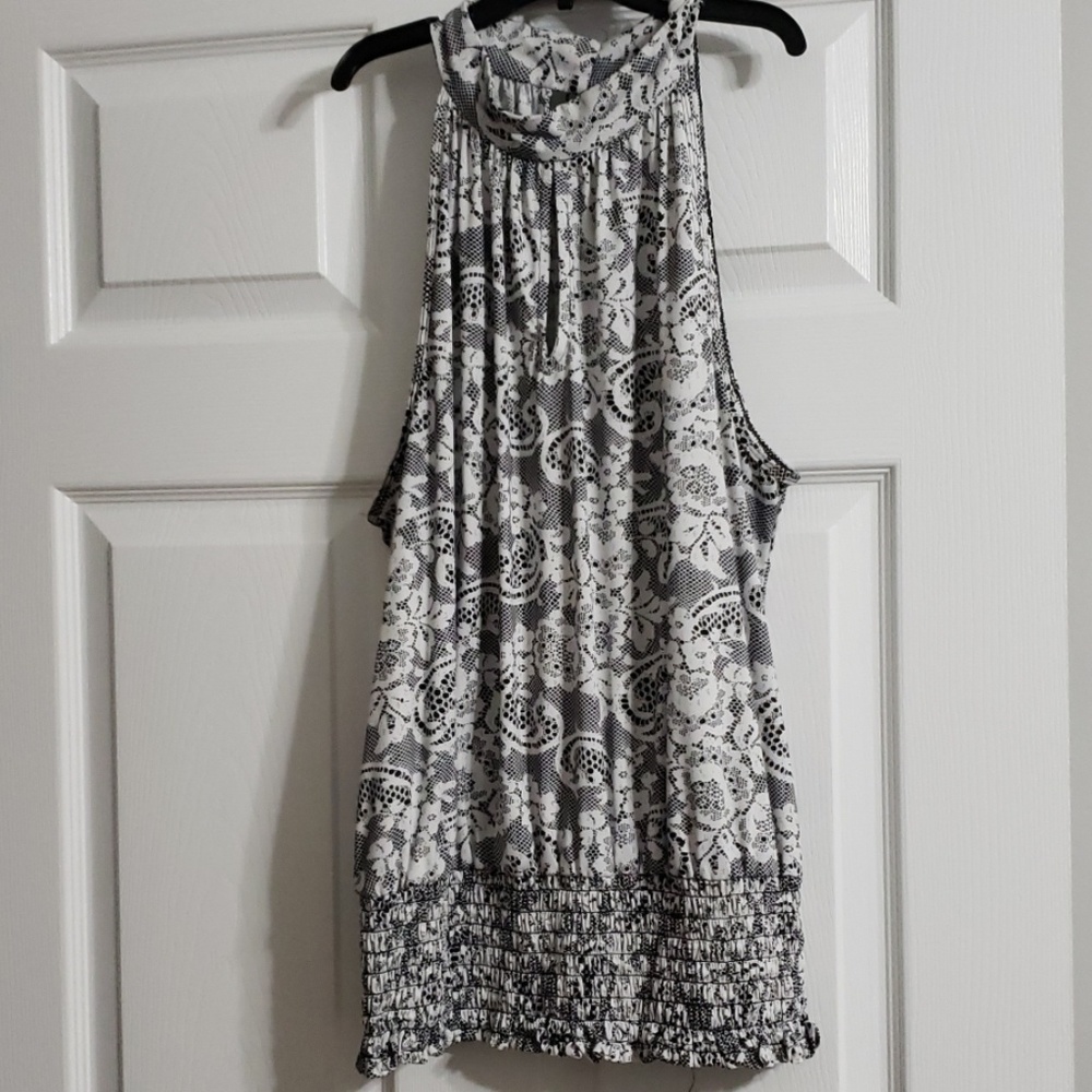 Sleeveless, black and white Tank
